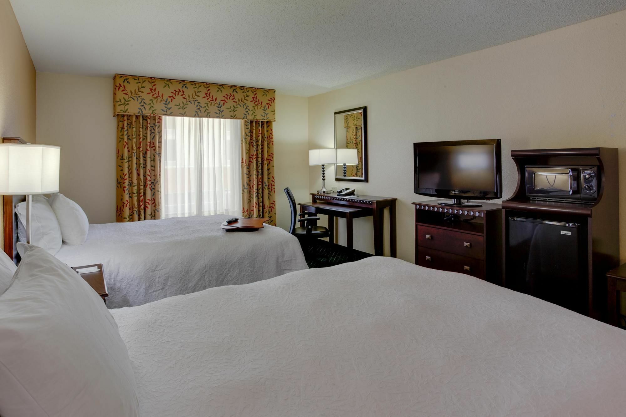 Hampton Inn By Hilton Garden City Long Island Екстериор снимка